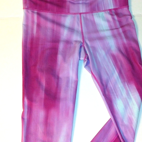 EUC Women's Under Armour Purple Ombre Athletic stretch Capri pants - Picture 12 of 12
